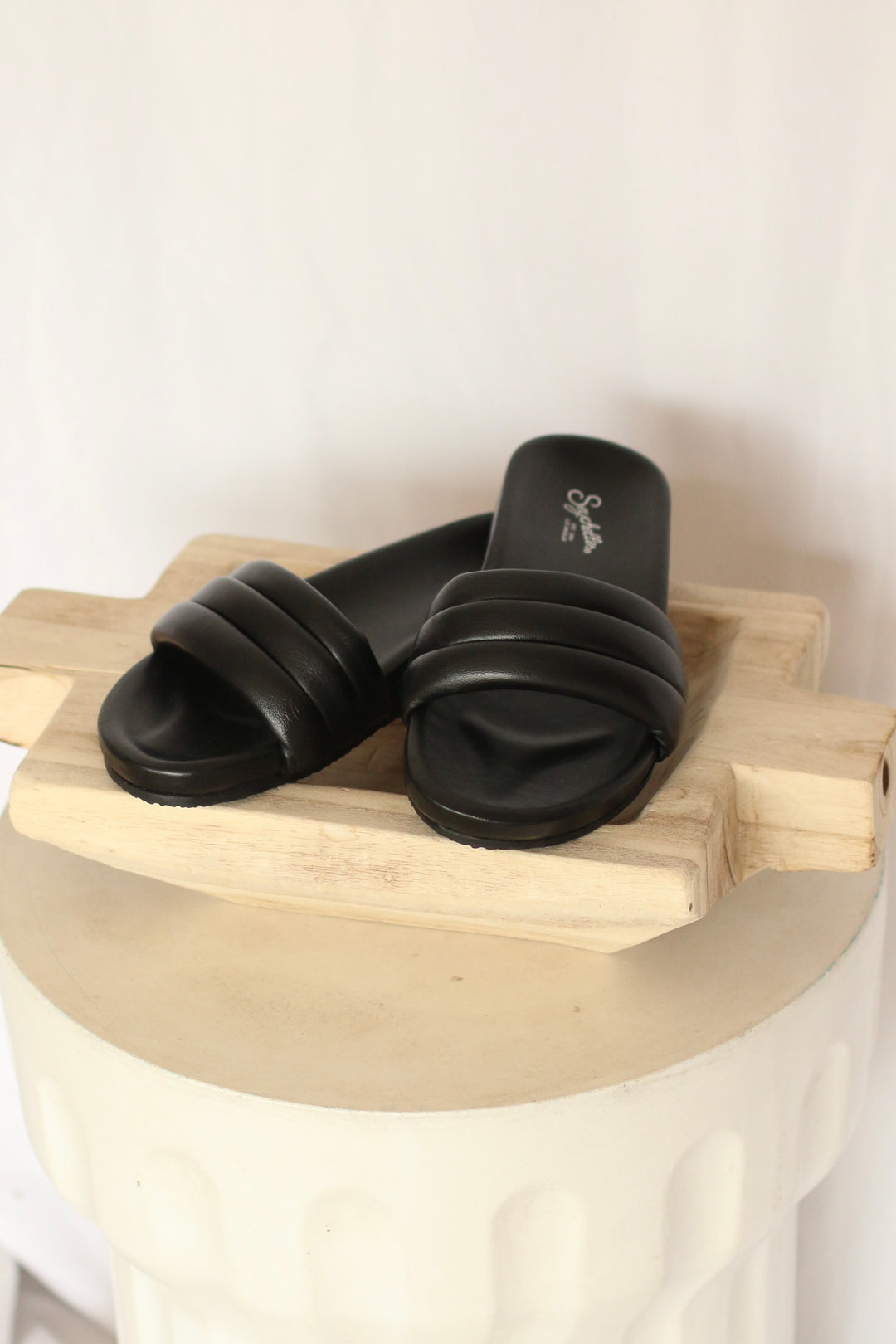 Seychelles - Low Key Classic Slide in Black – Raising Wild